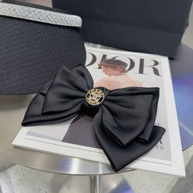 comes with a box Chanel's latest popular spring hairpin, super beautiful! A mus