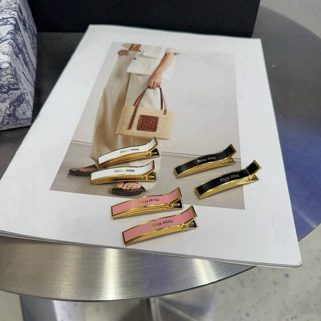 comes with a box. Single. Miumiu's new letter-shaped small side clip for bangs,