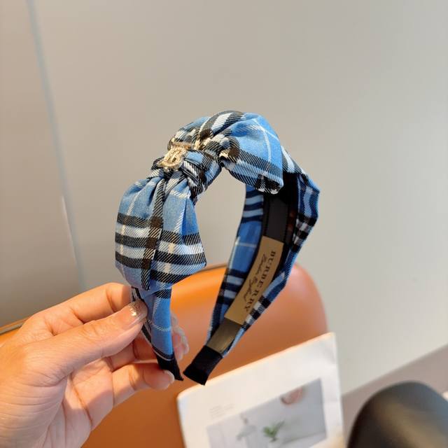 comes with packaging Burberry's new bow headband, with all the details of the f