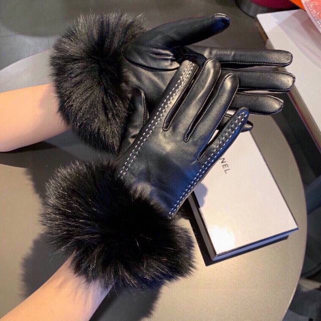Chanel Chanel 2025 Autumn and Winter Large Fox Fur Touchscreen Gloves are a must