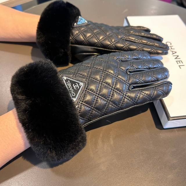 Chanel 2025 Autumn/Winter Lazy Rabbit Fur Sheepskin Gloves are worth comparing t