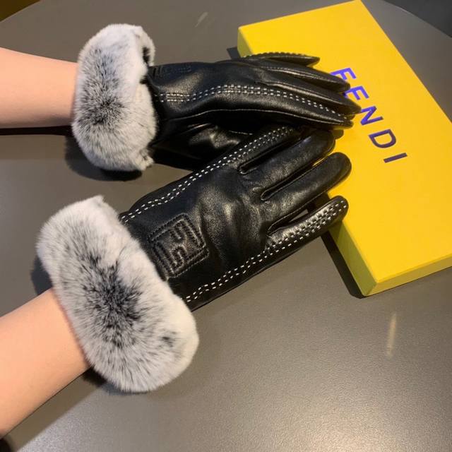 Fendi 2025 Autumn/Winter lazy rabbit fur sheepskin embroidered gloves for mobil