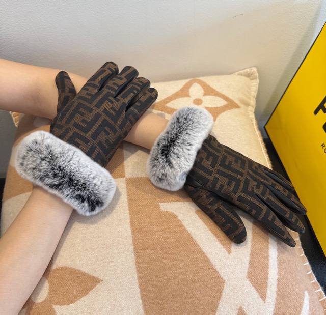 Fendi 2025 Autumn/Winter Sheepskin Rabbit Fur Gloves for Mobile Phone Touch Scre