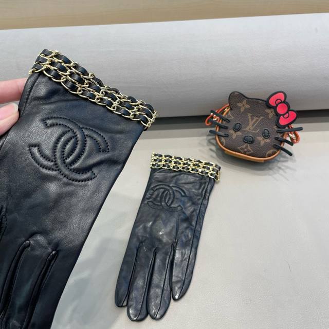Chanel's large double C chain short motorcycle gloves for autumn and winter are
