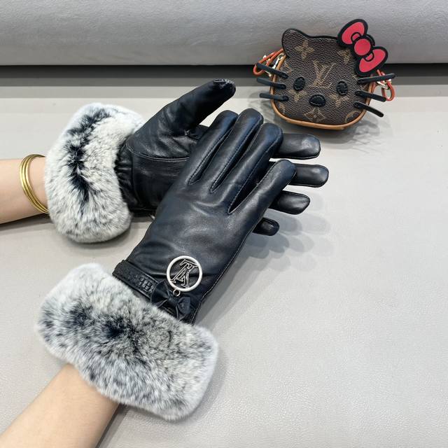 Louis Vuitton LV autumn and winter lazy rabbit wool sheepskin gloves mobile phon