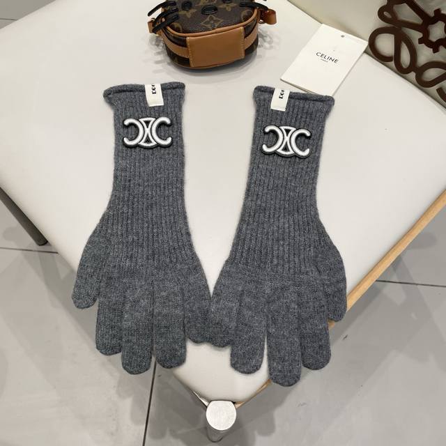 Celine wool knitted gloves are instantly warm. The wool is soft, warm and comfor