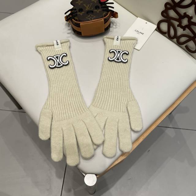 Celine wool knitted gloves are instantly warm. The wool is soft, warm and comfor