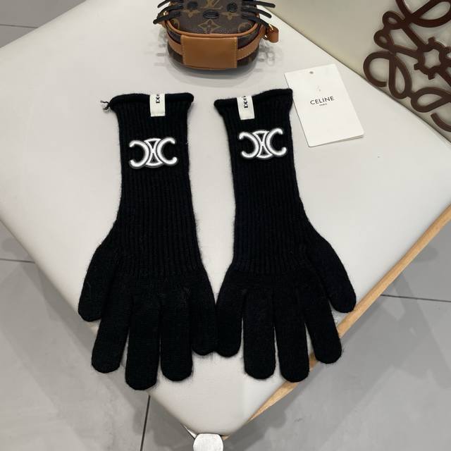 Celine wool knitted gloves are instantly warm. The wool is soft, warm and comfor