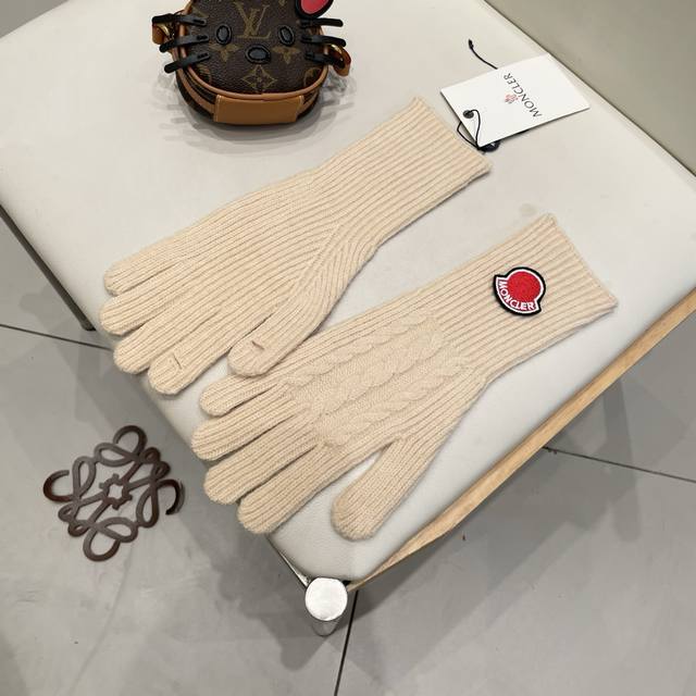 Moncler's autumn and winter wool knitted gloves in solid colors are a big hit th