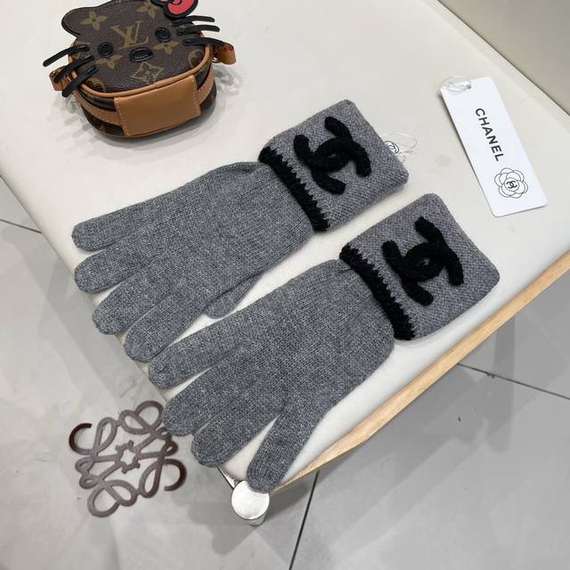 with packaging. Chanel autumn and winter wool + rabbit fur knitted gloves solid