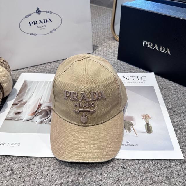 Prada embroidered letter baseball capThe design is very strong and refreshingThe