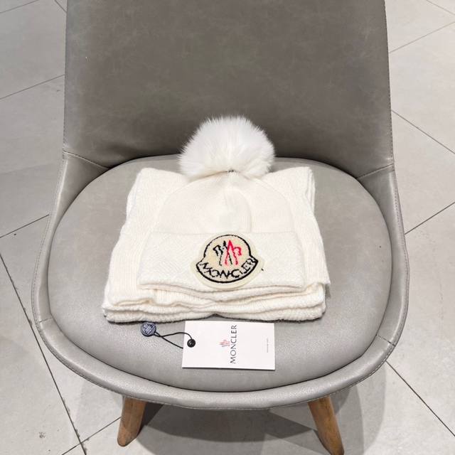 Moncler classic hat set! Hat and scarf! Cashmere and rabbit fur quality! Warm an