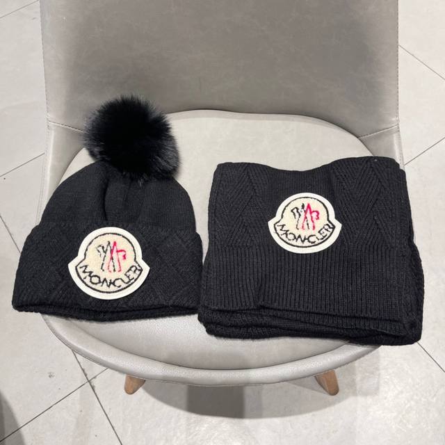 Moncler classic hat set! Hat and scarf! Cashmere and rabbit fur quality! Warm an