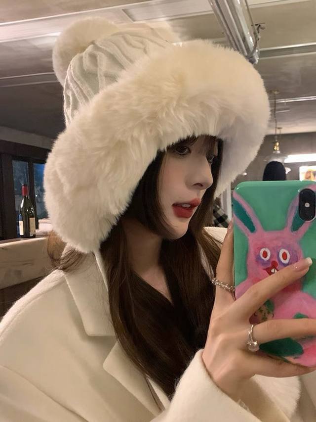 Dior Dior thickened velvet warm earmuffs knitted hat women's autumn and winter f