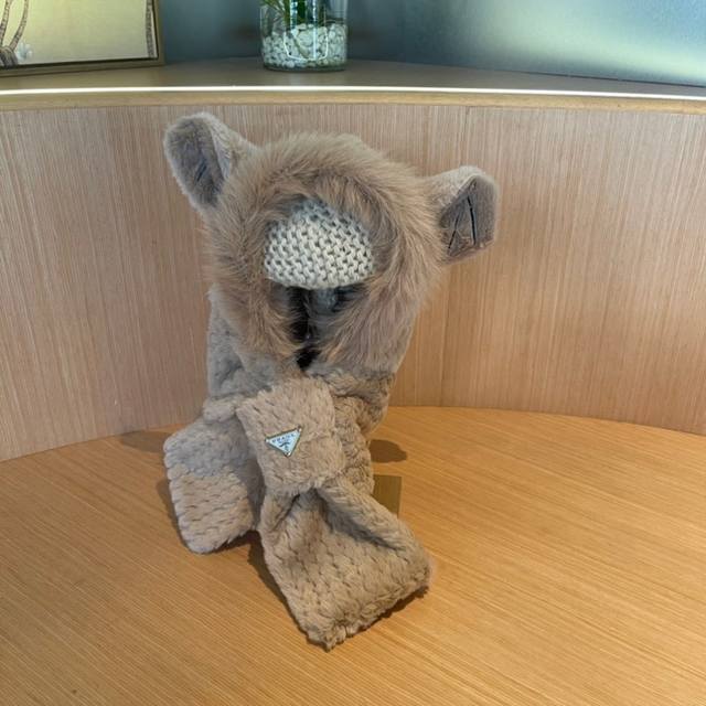 Prada two-piece set. Classic set hat! The hat is warm and super comfortable ~ a