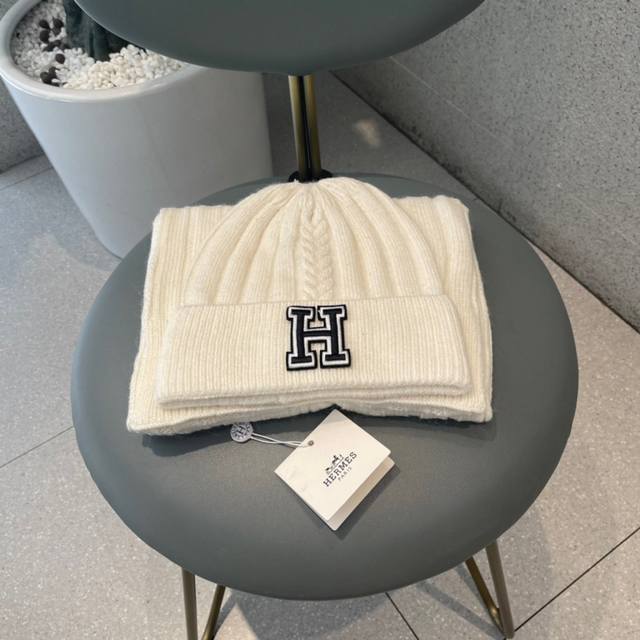 Hermes - Hermes new Hermes original hat and scarf set, this 100% rabbit fur is