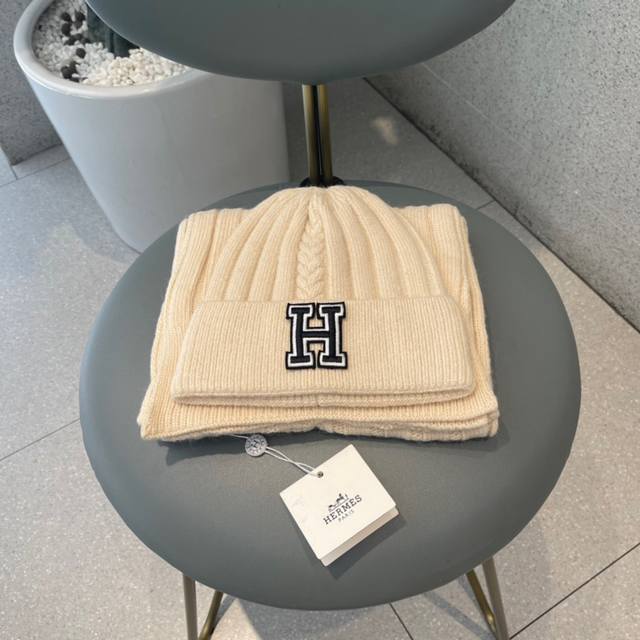 Hermes - Hermes new Hermes original hat and scarf set, this 100% rabbit fur is