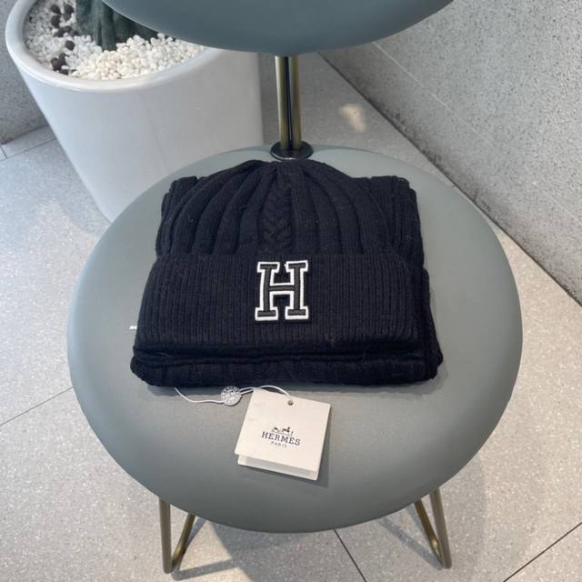 Hermes - Hermes new Hermes original hat and scarf set, this 100% rabbit fur is