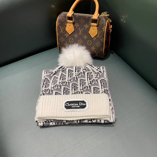 Dior classic hat set! Hat and scarf! Cashmere and rabbit fur quality! Warm and s