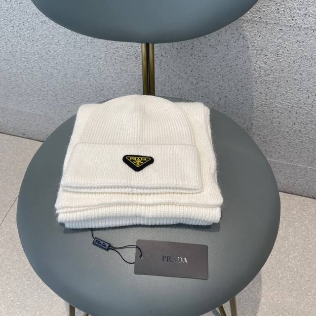 Prada original hat and scarf set 35% rabbit fur and 65% cashmere, very soft and