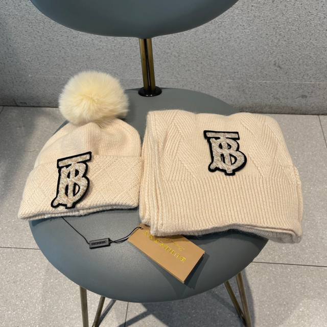 Burberry cashmere hat and scarf set. Original. The complete set is very soft and
