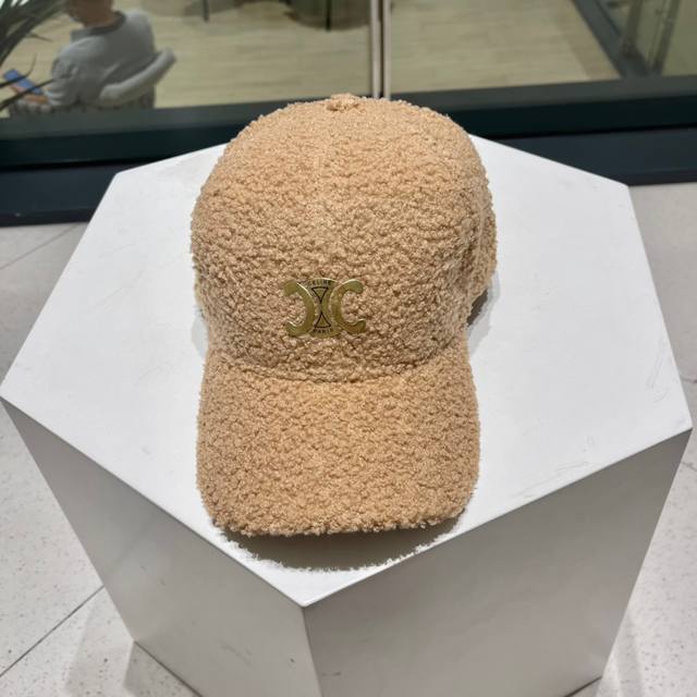 Celine's new lambswool baseball cap~ It perfectly interprets the sweet and cool