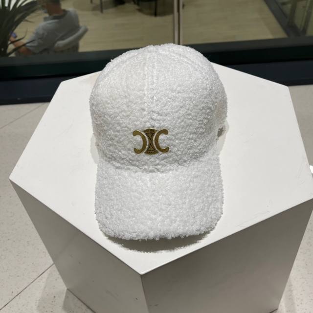 Celine's new lambswool baseball cap~ It perfectly interprets the sweet and cool
