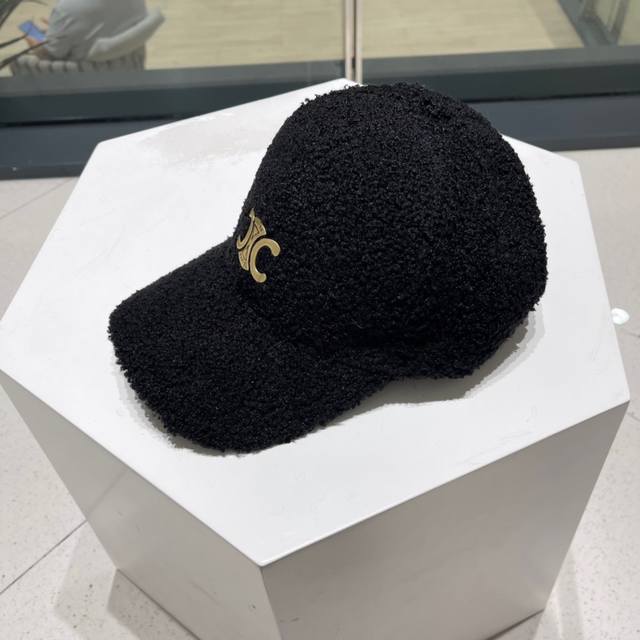 Celine's new lambswool baseball cap~ It perfectly interprets the sweet and cool