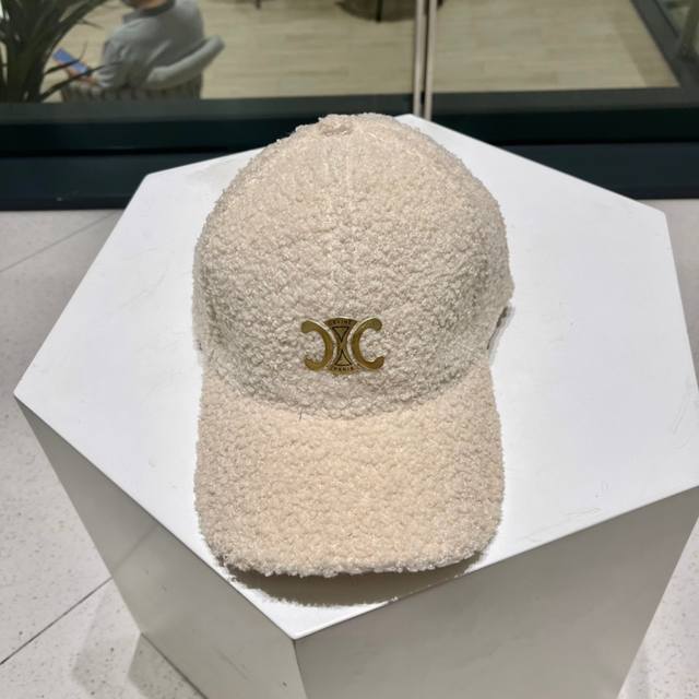 Celine's new lambswool baseball cap~ It perfectly interprets the sweet and cool