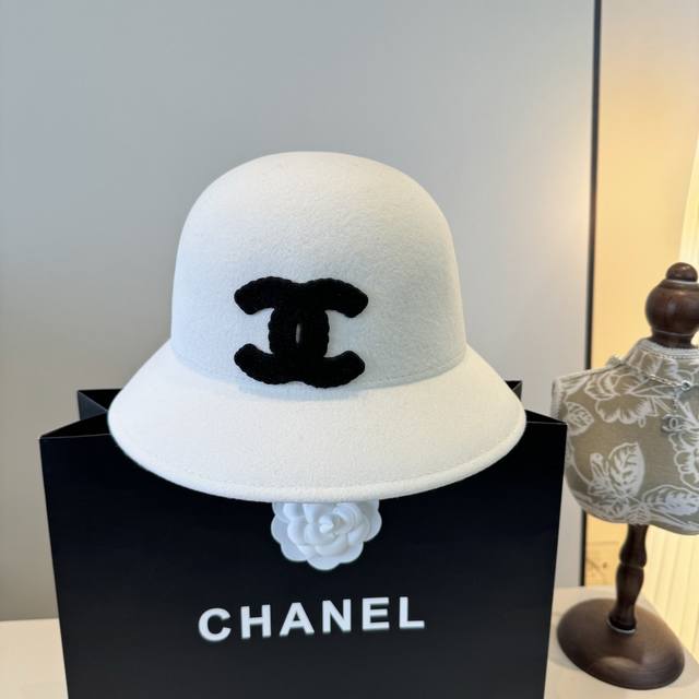 White Chanel bucket hat, 100% wool fabric%, head circumference 57cm