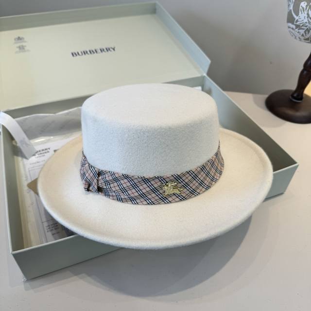 White Burberry autumn and winter new wool hat, flat top hat, 100% wool% fabric,