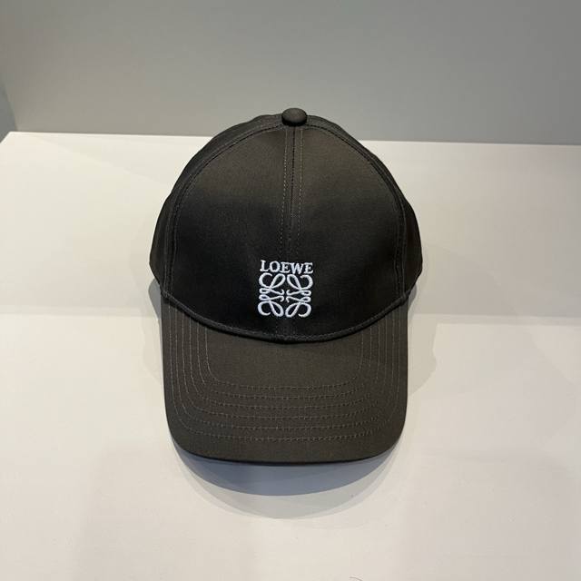 Loewe's new original design, superb texture, standard external lines, fine workm