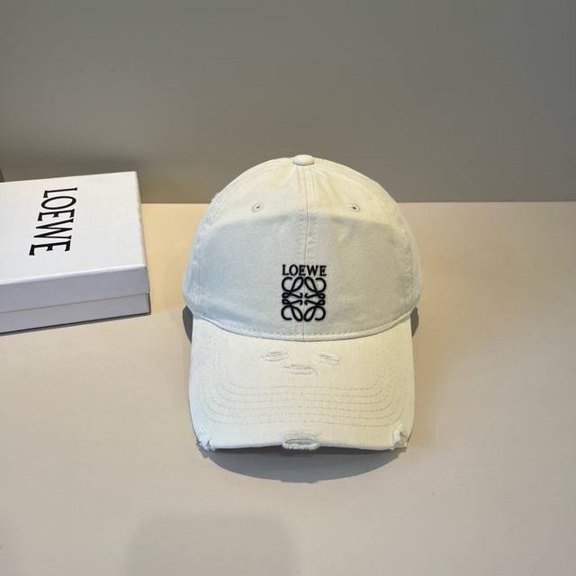 Loewe's new original design, superb texture, standard external lines, fine workm