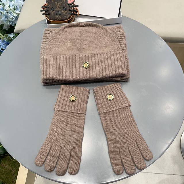 Moncler wool hat set - a classic hat, scarf, and gloves set! Composition: 70% wo