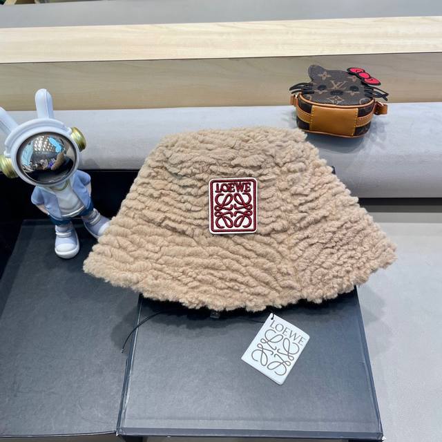 Loew* lambswool bucket hat is full of exquisite details that make people love it