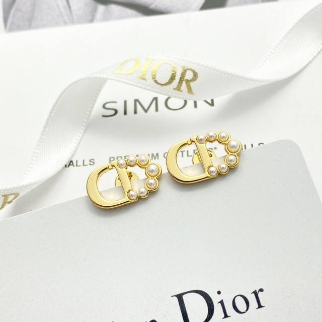 Dior's hot-selling earrings are now available! These Dior half-pearl CD earrings