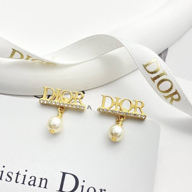 Dior's hot-selling earrings are now available! These Dior rhinestone letter pear