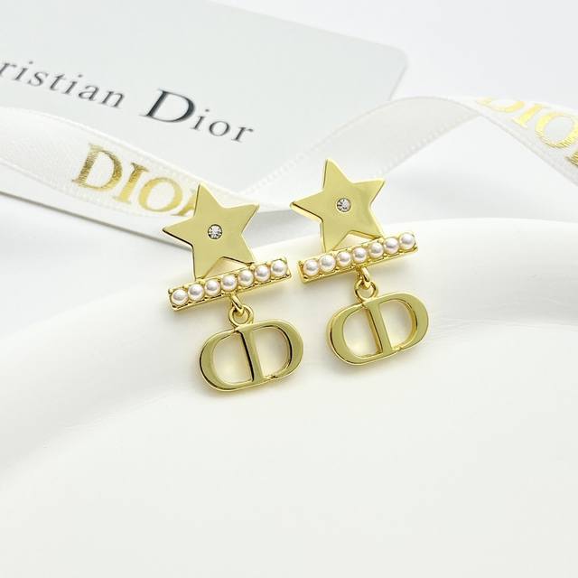 Dior's hot-selling earrings are now available! These Dior Star Pearl Earrings ar
