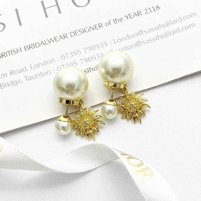 Dior's hottest earrings are now available! These double-bead sunflower earrings