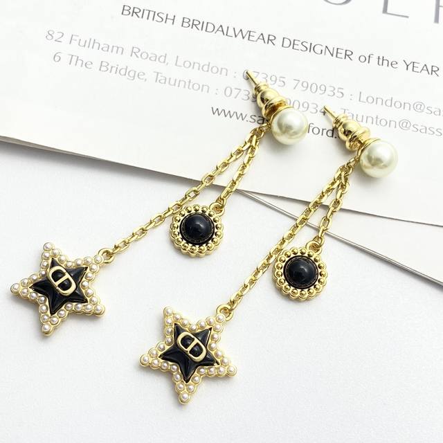 Dior's hot-selling earrings are now available! Dior's black star pearl tassel ea