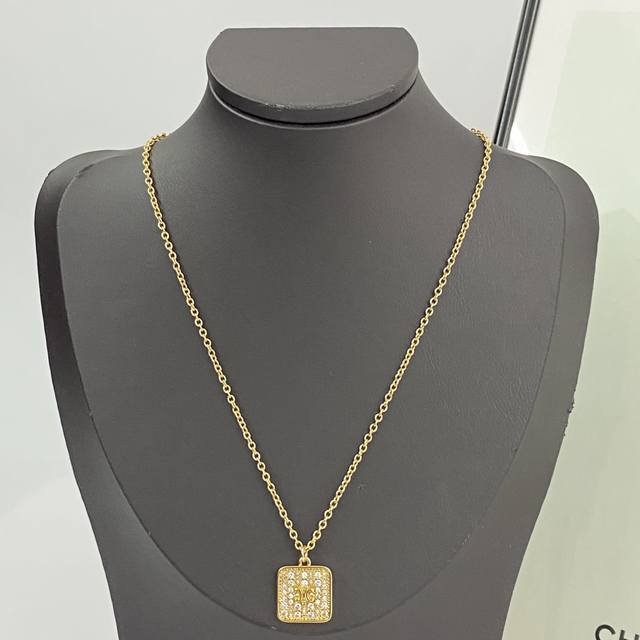 Celine's hot-selling necklace is back! New arrival! Celine Arc de Triomphe squar