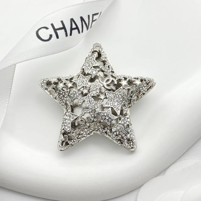 Chanel's hot-selling brooch is back! The Chan 25 Multi-element Diamond Hollow S