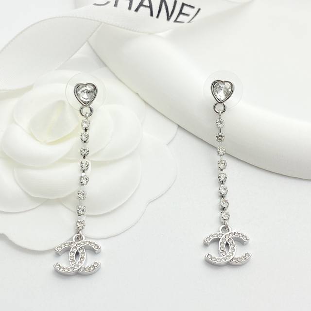 Chanel's hot-selling earrings are now available! Chan 25 silver tassel rhinesto