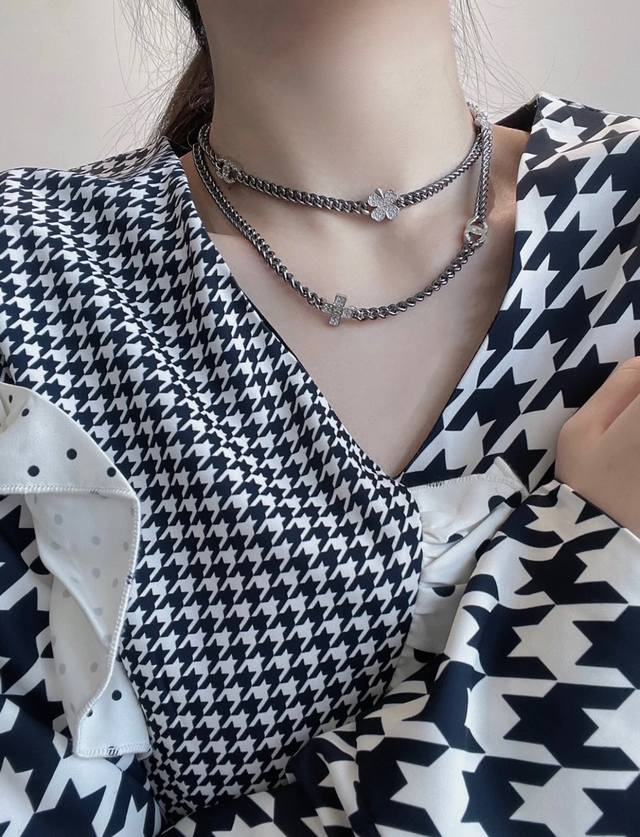 Chanel's new necklace waist chain with two straps Seven flower rhinestone waist