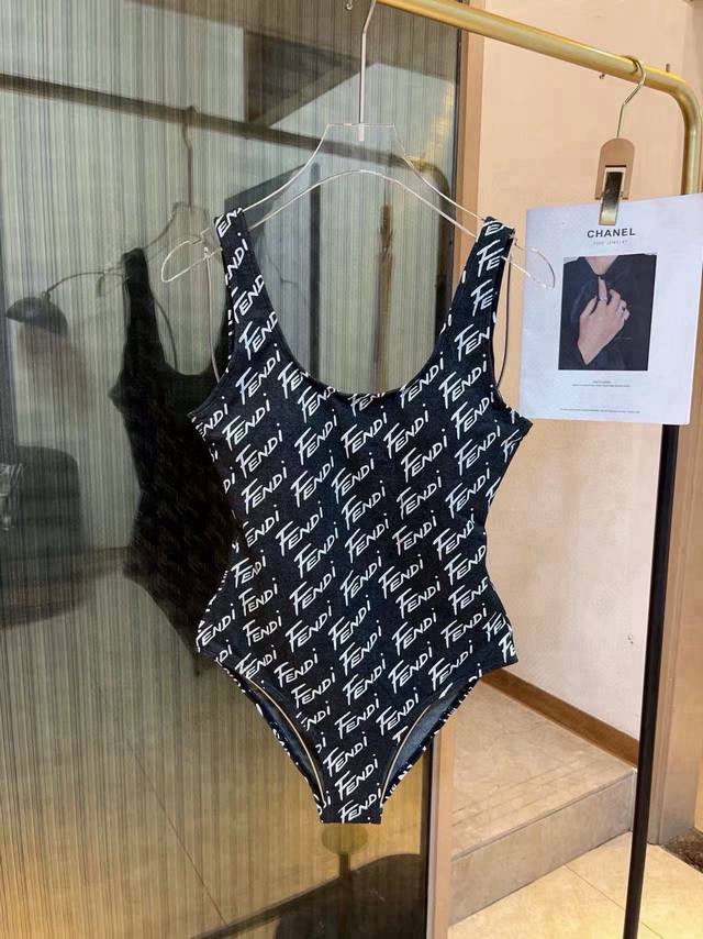 Fd Fendi one-piece swimsuit is suitable for a variety of occasions.