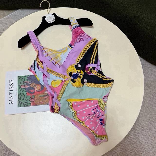 Versace one-piece swimsuit is suitable for a variety of occasions.