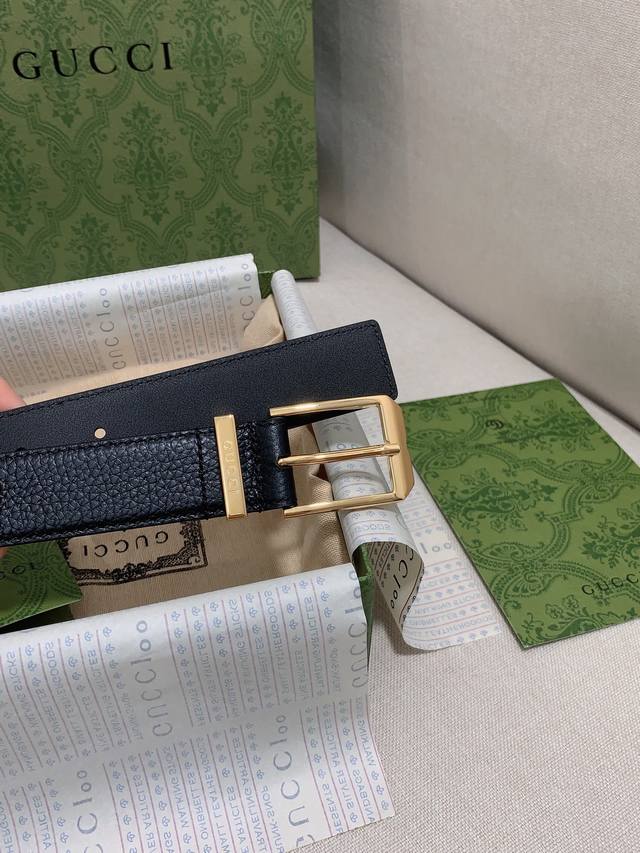 A variety of essential accessories make a stunning appearance in the Gucci Pre-F