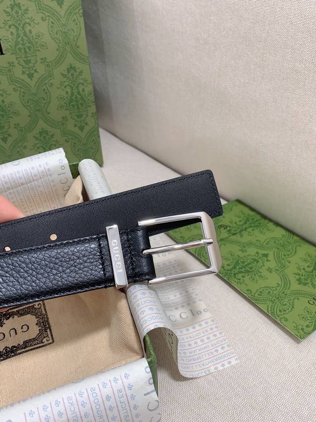 A variety of essential accessories make a stunning appearance in the Gucci Pre-F