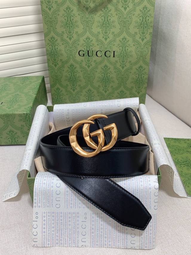 Gg Marmont wide belt in black leather Gold-tone hardware Double G Width: 4 cm