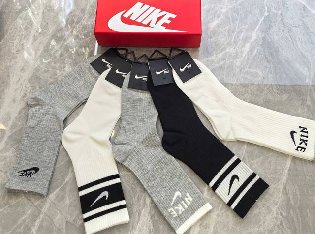Special counter packaging Nike's new mid-length stacked socks! Five pairs per bo